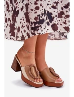 Klapki Damskie Na Słupkowym Obcasie Z Klamrą Camel Amuria