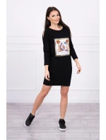 Šaty s 3D grafikou a ozdobnými volánikmi čiernej farby