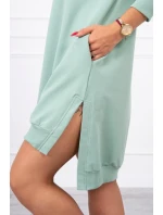 Šaty s kapucňou a dlhším chrbtom tmavo mätové