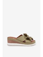 Skórzane Klapki Damskie Na Koturnie Z Ozdobnym Kwiatem Artiker 52C0503 Zielone