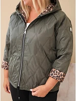 Dámska bunda vo veľkosti Plus Size s kapucňou a leopardovým lemovaním v khaki farbe