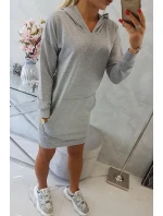 Šedé šaty s kapucňou