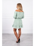 Šaty s odhalenými ramenami a čipkou svetlo zelenej farby