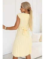 311-21 LILA Klasické plisované šaty s krátkymi rukávmi a opaskom - maslovo žlté