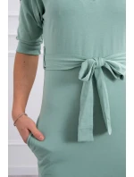 Šaty s krídlami na ramenách tmavo mätovej farby
