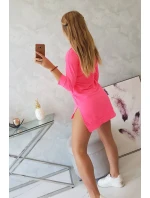 Šaty s dlhším chrbtom a farebnou potlačou ružovej neónovej farby Šaty s dlhším chrbtom a farebnou potlačou ružovej neónovej farby