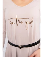 Šaty s ozdobným pásikom a nápisom beige