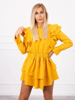 Šaty s vertikálnymi volánmi horčicovej farby