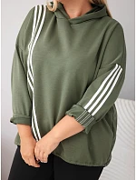 Dámska mikina z viskózy vo veľkosti plus size s kapucňou a ozdobnými pásikmi v khaki farbe Dámska mikina z viskózy vo veľkosti plus size s kapucňou a ozdobnými pásikmi v khaki farbe