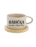 BABIČKA MIMO PROVOZ – krémový hrnček s makrónkou, 200 ml BABIČKA MIMO PROVOZ – krémový hrnček s makrónkou, 200 ml