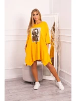 Šaty s potlačou a rozšíreným spodným dielom v horčicovej farbe