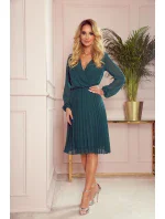 ISABELLE - Plisované dámske šaty v fľaškovo zelenej farbe s dekoltom a dlhými rukávmi 313-1