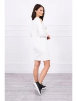 Šaty s 3D grafikou a zdobenými volánikmi vo farbe ecru