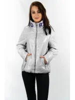 Krátka strieborná prešívaná dámska bunda so stojačikom (B9567)