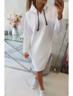 Šaty s kapucňou a bočným rázporkom bielej