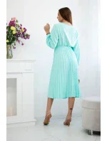 Šaty s viazaným plisovaným lemom svetlej mentolovej farby