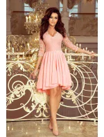 Dámske šaty v pastelovo ružovej farbe s dlhším zadným dielom as čipkovaným výstrihom model 7248157 Dámske šaty v pastelovo ružovej farbe s dlhším zadným dielom as čipkovaným výstrihom model 7248157