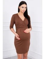 Priliehavé šaty s výrezom pod prsiami hnedej farby