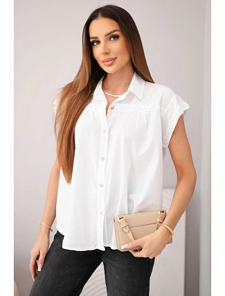 Dámska bavlnená košeľová blúzka s čipkou a krátkymi rukávmi biela Dámska bavlnená košeľová blúzka s čipkou a krátkymi rukávmi biela