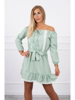 Šaty s odhalenými ramenami a čipkou svetlo zelenej farby