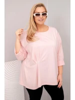 Dámska blúzka plus size s bavlnou a dlhými rukávmi a s volánom v púdrovo ružovej farbe