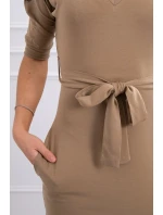 Šaty s krídlami na ramenách ťavia