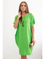 Šaty s vreckami a príveskom zelenej farby
