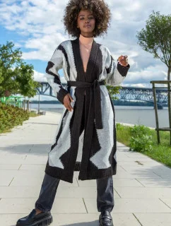 Dámsky dlhý sveter F1498 Čiernobiely mix - Fobya