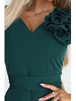 669-1 Romantické maxi šaty s kvetom na ramene a rozparkom - fľaškovo zelené