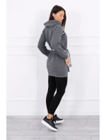 Šaty zdobené páskou grafitovej farby