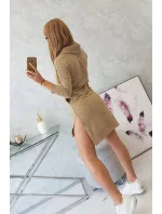 Šaty s dlhším chrbtom a farebnou ťavou potlačou