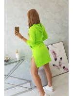 Šaty s dlhším chrbtom a farebnou neónovou potlačou