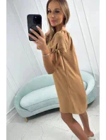 Šaty s viazanými rukávmi v ťavej farbe