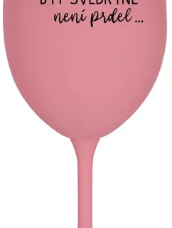 ...PROTOŽE BÝT SVĚDKYNĚ NENÍ PRDEL... - růžová sklenice na víno 350 ml