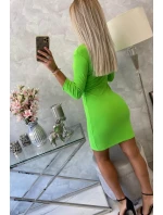 Priliehavé šaty so zeleným neónovým výstrihom Priliehavé šaty so zeleným neónovým výstrihom