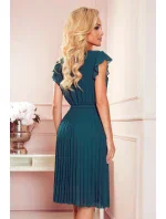 POLINA - Plisované dámske šaty vo fľaškovo zelenej farbe s výstrihom a volánikmi 374-1
