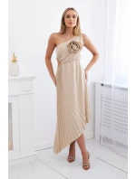 Plisované šaty s kvetom svetlo béžovej farby