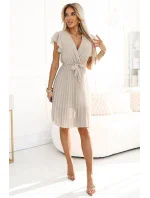 424-7 Šifónové plisované šaty s výstrihom a volánmi - BEACH 424-7 Šifónové plisované šaty s výstrihom a volánmi - BEACH