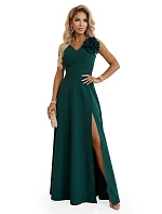 669-1 Romantické maxi šaty s kvetom na ramene a rozparkom - fľaškovo zelené