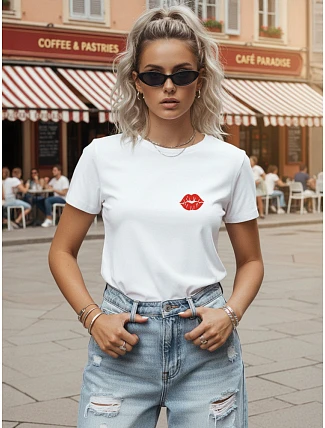 Klasické dámske tričko s malým potlačou, biele, FashionStreet NX8049RY Klasické dámske tričko s malým potlačou, biele, FashionStreet NX8049RY