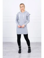 Šaty s ozdobnými volánikmi a kapucňou šedej farby