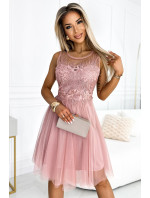 CATERINA - Veľmi ženské šaty v púdrovo ružovej farbe s reliéfnou výšivkou a jemným tylom 522-1