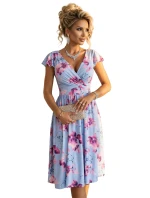 425-14 MATILDE Blinkered midi šaty s obálkovým výstrihom a krátkymi rukávmi - modré s ružovými kvetmi