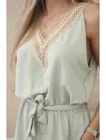 Krátky overal s ozdobnou čipkou tmavej mentolovej farby