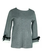 Dámsky sveter na rukávoch zdobený bielym plisovaným volánikom a čiernou stužkou SW 0202 - Gemini