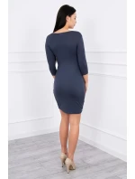 Priliehavé šaty s líniou poprsia v grafitovej farbe