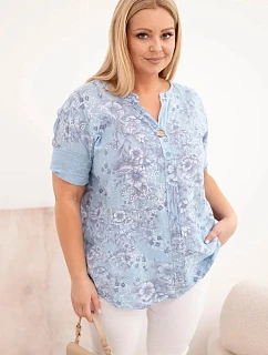 Dámska bavlnená blúzka plus size s krátkymi rukávmi a ozdobným gombíkom modrá