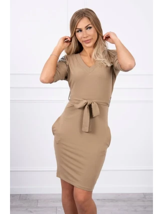 Šaty s krídlami na ramenách ťavia