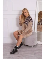 Velúrové šaty s leopardím potlačou v béžovej farbe Velúrové šaty s leopardím potlačou v béžovej farbe