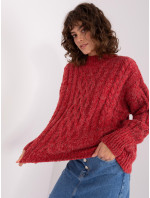 Červený sveter s káblami a manžetami